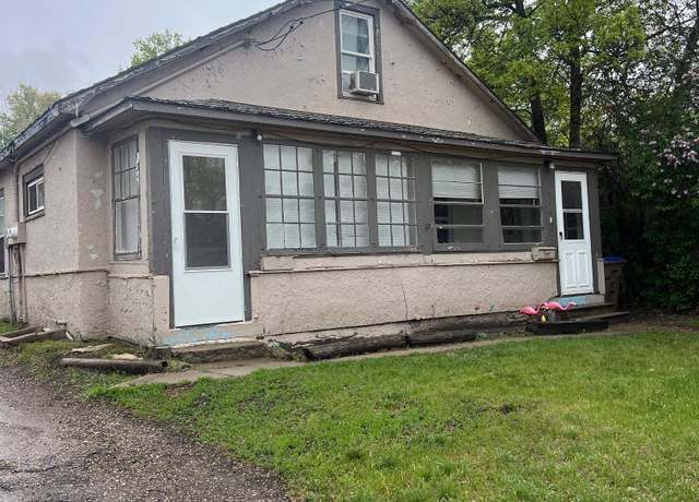 Property at 916 Valley St SE, Minot, ND 58701, 4 beds, 1.75 baths