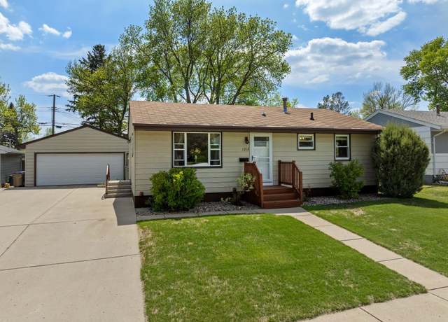 Property at 1213 Sunset Blvd, Minot, ND 58703, 3 beds, 2 baths