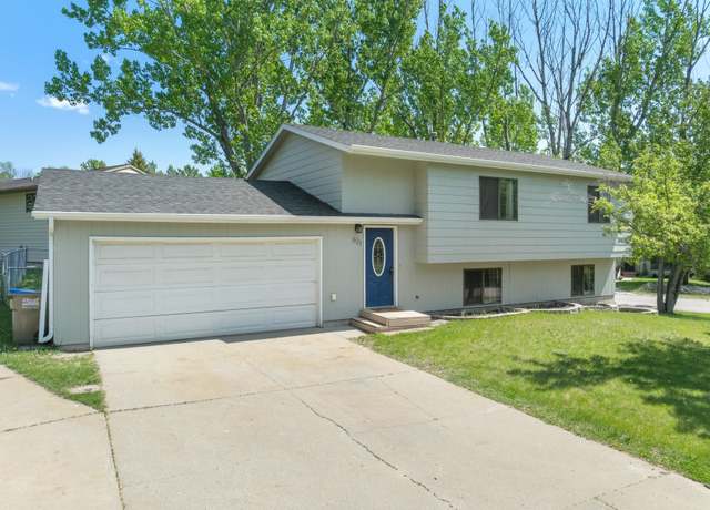 Property at 621 Bavaria Dr NE, Minot, ND 58703, 3 beds, 2 baths