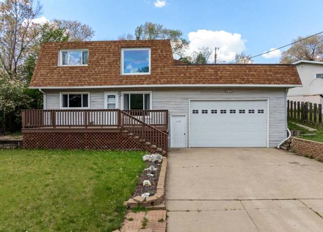 Property at 1127 8th St NE, Minot, ND 58703, 3 beds, 2 baths