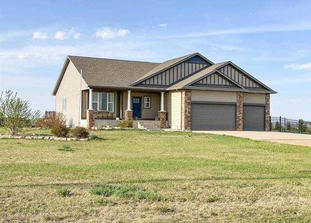 Property at 1305 30th Ave NE, Minot, ND 58703, 5 beds, 3.5 baths