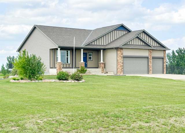 Property at 1305 30th Ave NE, Minot, ND 58703, 5 beds, 3.5 baths