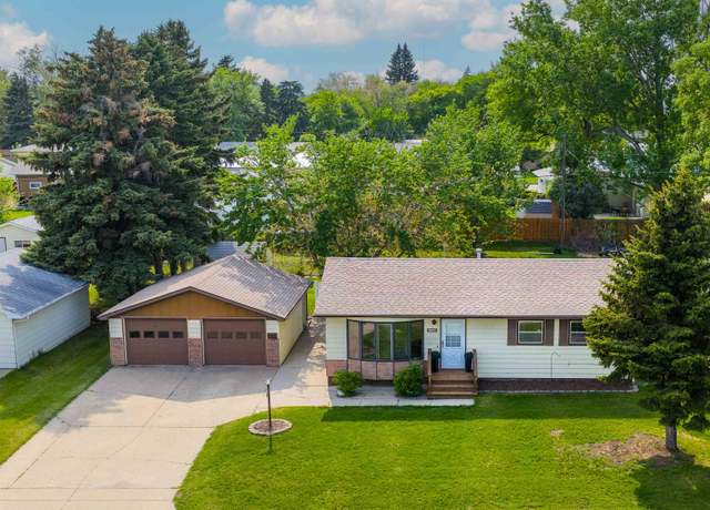 Property at 1720 2nd St SE, Minot, ND 58701, 3 beds, 1.75 baths
