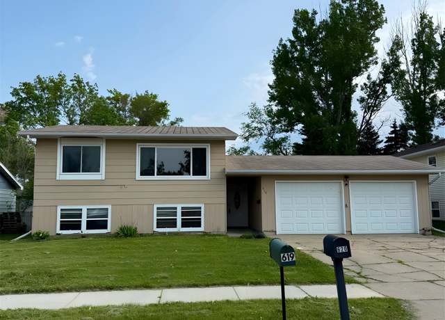 Property at 619 25th Ave NW, Minot, ND 58703, 3 beds, 2 baths
