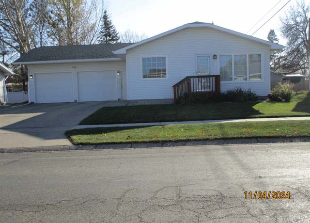 Property at 711 25th Ave. Ave NW, Minot, ND 58703, 3 beds, 1.75 baths