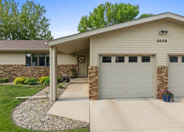 Property at 2509 11th Ave NW, Minot, ND 58703, 5 beds, 4 baths