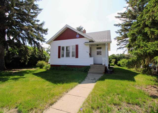 Property at 820 SW 5th St, Minot, ND 58701, 3 beds, 2 baths