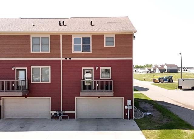 Property at 2947 8th St NW, Minot, ND 58703, 3 beds, 4 baths