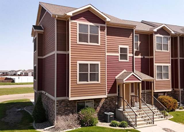 Property at 2947 8th St NW, Minot, ND 58703, 3 beds, 4 baths