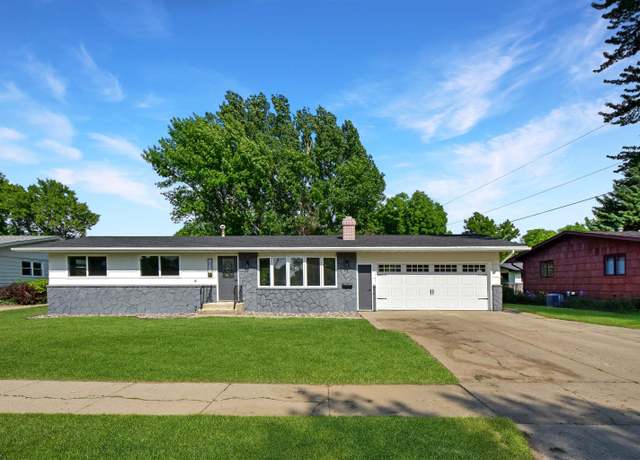 Property at 1821 11th St SW, Minot, ND 58701, 4 beds, 3 baths