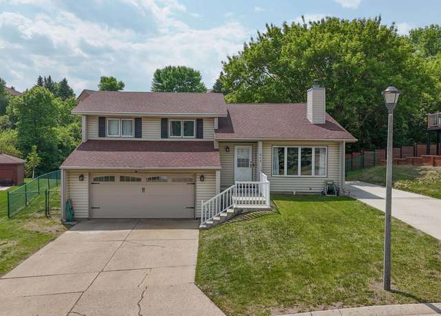 Property at 915 26th St NW, Minot, ND 58703, 4 beds, 2 baths