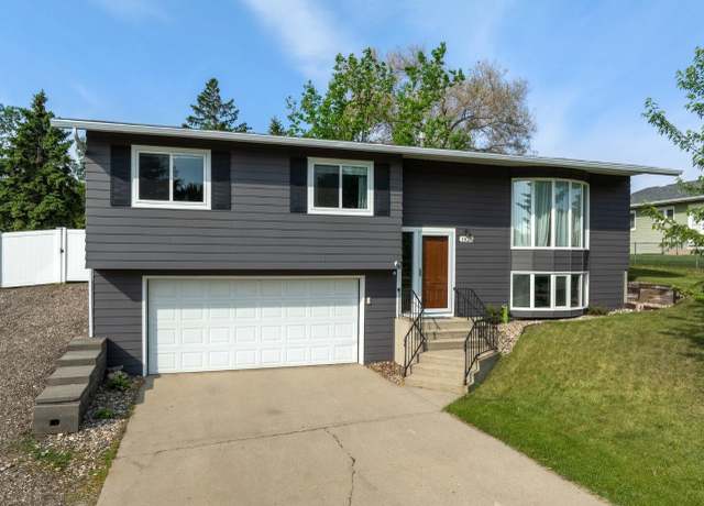 Property at 1925 10th St NW, Minot, ND 58703, 3 beds, 2 baths