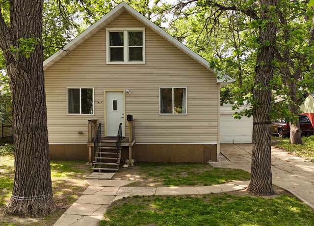 Property at 917 4th Ave NW, Minot, ND 58703, 3 beds, 3 baths