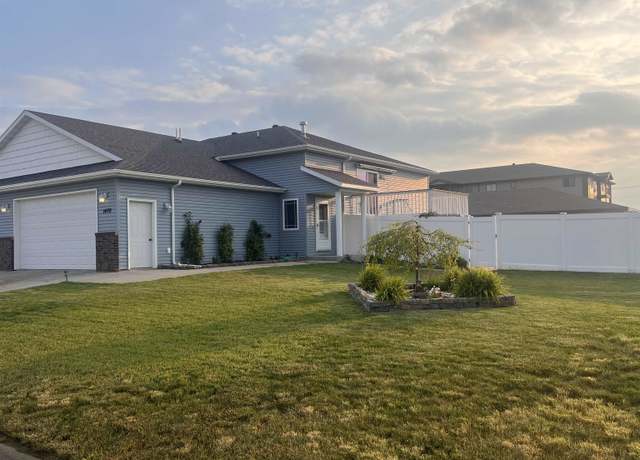 Property at 1400 34th Ave SE, Minot, ND 58701, 4 beds, 2 baths