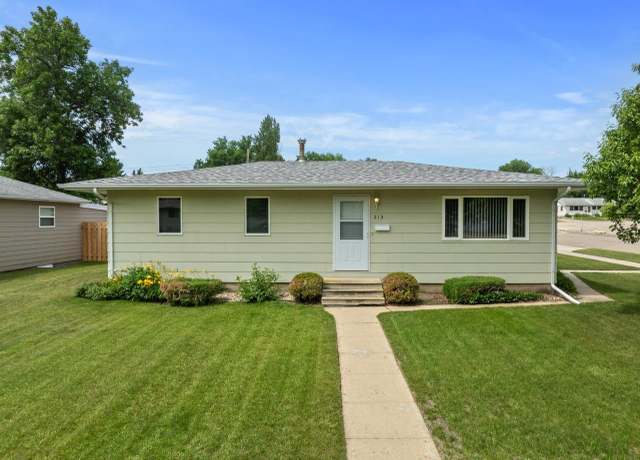 Property at 213 22nd St NW, Minot, ND 58703, 3 beds, 2 baths