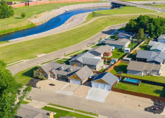 Property at 1521 5th Ave SW, Minot, ND 58701, 6 beds, 4.25 baths