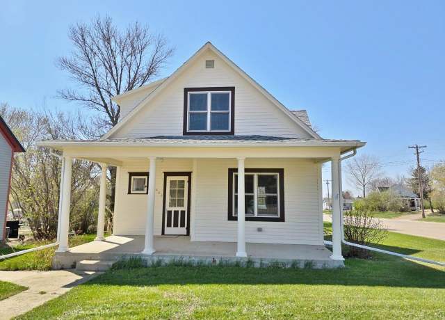 Property at 423 1st Ave NW, Kenmare, ND 58746, 3 beds, 2 baths