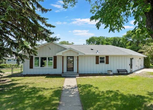 Property at 615 18th Ave SW, Minot, ND 58701, 5 beds, 3 baths