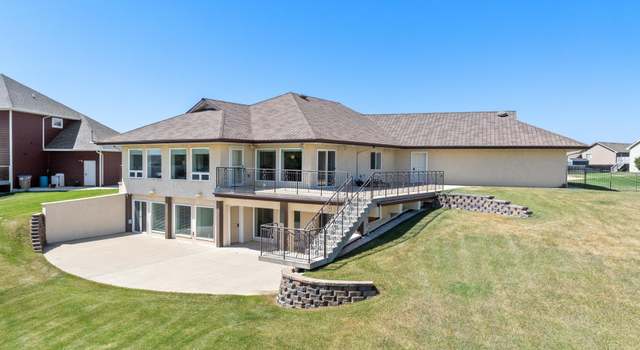 Photo of 2817 Crescent Dr NW, Minot, ND 58703