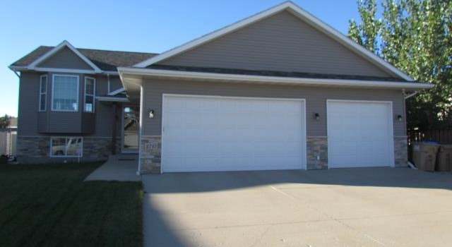 Photo of 2717 Heritage Dr, Minot, ND 58703