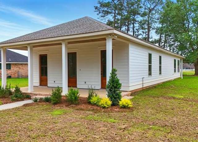 Property at 560 Fairway Dr, Picayune, MS 39466, 3 beds, 2 baths