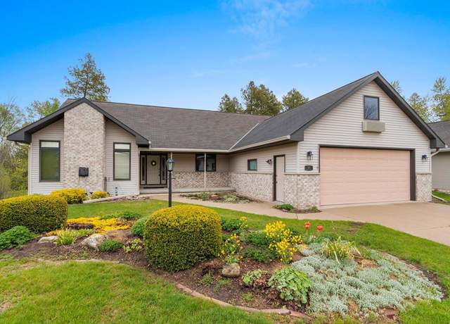 Property at 840 S Ridgeway Dr, Sturgeon Bay, WI 54235, 3 beds, 2 baths