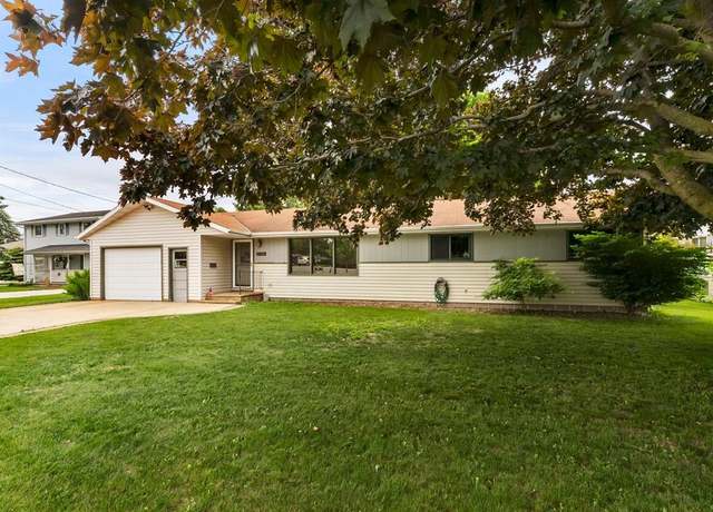 Property at 1753 Michigan St, Sturgeon Bay, WI 54235, 3 beds, 2 baths