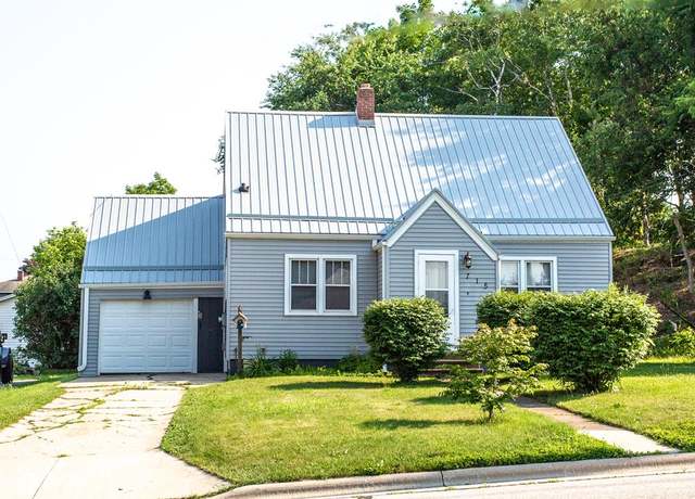 Property at 715 W Maple St, Sturgeon Bay, WI 54235, 3 beds, 1 bath