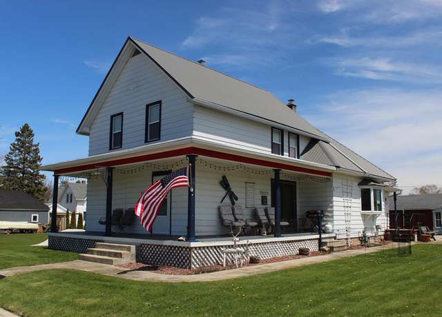 Property at 1020 7th St, Algoma, WI 54201, 3 beds, 2 baths