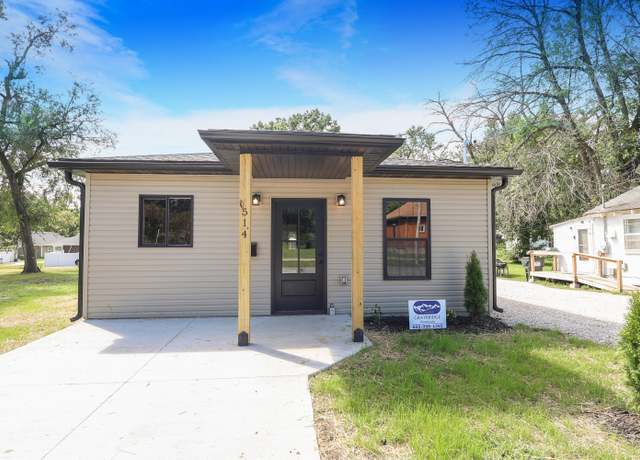 Property at 514 Morehead St, Moberly, MO 65270, 3 beds, 2 baths