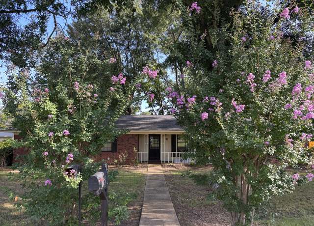 Property at 400 Manchester, New Albany, MS 38652, 3 beds, 2 baths