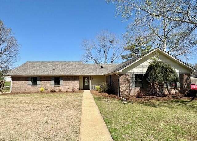Property at 1400 Audubon Dr, Tupelo, MS 38801, 4 beds, 2 baths