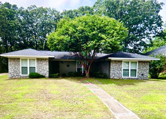 Property at 907 Poplarville St, Tupelo, MS 38801, 4 beds, 2 baths