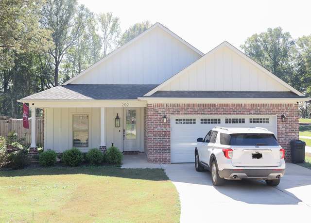 Property at 202 Robbins Dr, New Albany, MS 38652, 3 beds, 2 baths