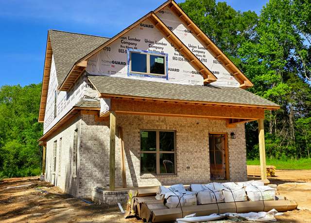 Property at 386 Woodland Dr, New Albany, MS 38652, 3 beds, 2.5 baths