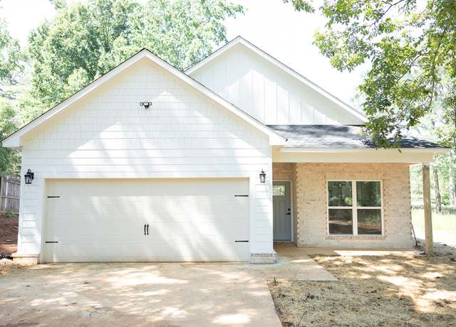 Property at 1004 Lakewood Dr, New Albany, MS 38652, 3 beds, 2 baths