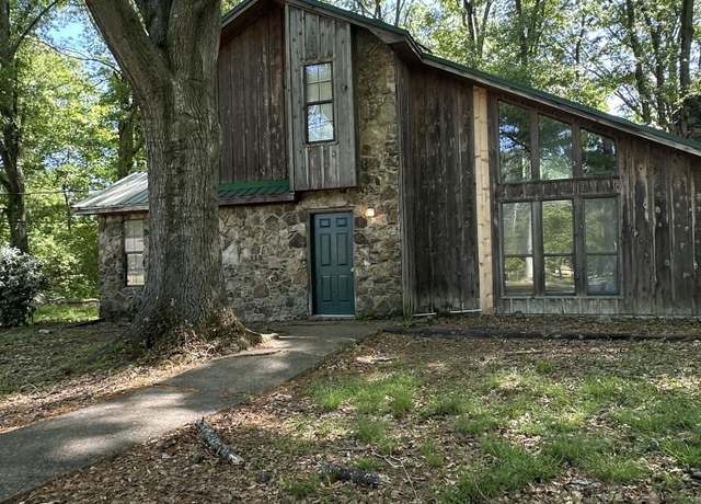 Property at 806 Bellview Dr, Aberdeen, MS 39730, 3 beds, 2 baths