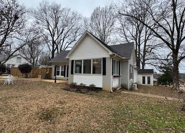 Property at 185 W Oxford St, Pontotoc, MS 38863, 3 beds, 2 baths