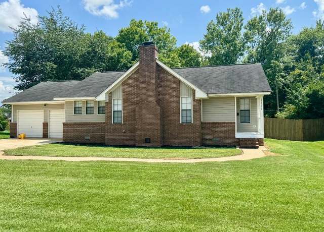 Property at 1111 Marquette St, Tupelo, MS 38801, 3 beds, 2 baths