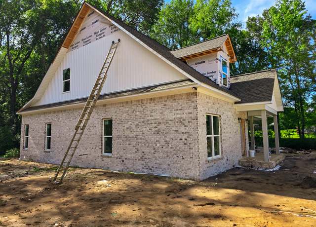 Property at 393 Woodland Dr, New Albany, MS 38652, 3 beds, 2.5 baths