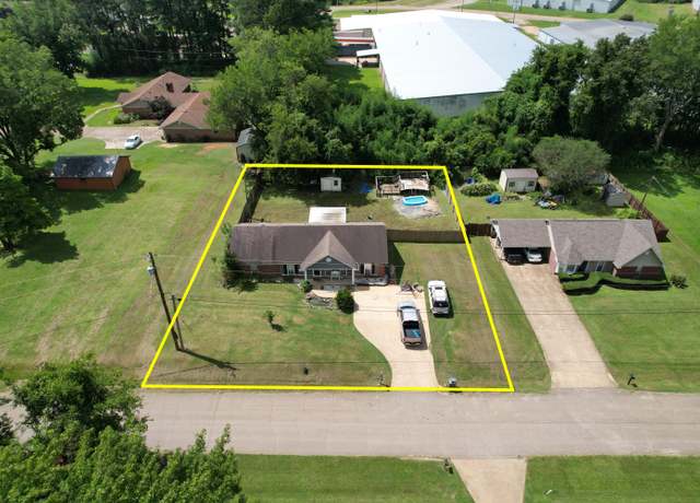 Property at 1000 Rolling Hills Dr, New Albany, MS 38652, 5 beds, 2 baths