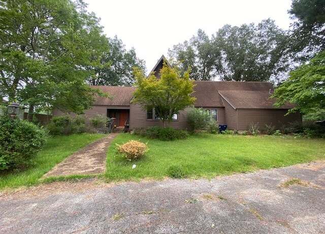 Property at 2210 Walnut St, Corinth, MS 38834, 3 beds, 2.5 baths