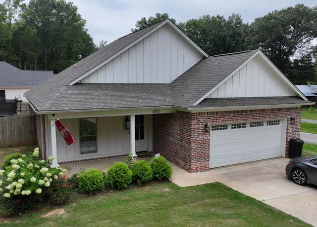 Property at 202 Robbins Dr, New Albany, MS 38652, 3 beds, 2 baths