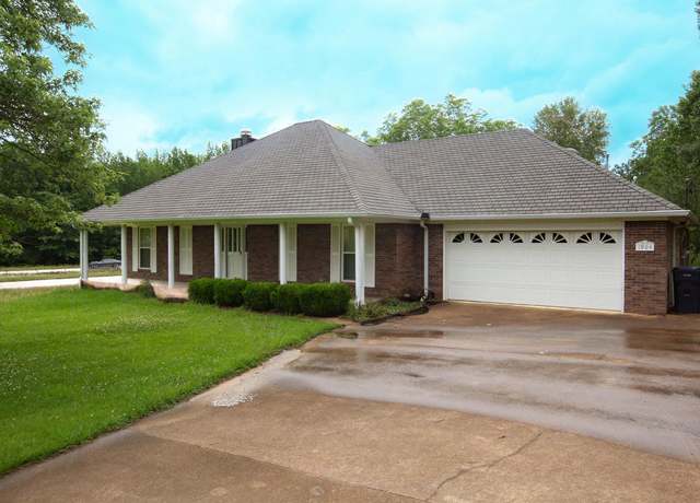 Property at 1904 W Linden St, Corinth, MS 38834, 5 beds, 3 baths