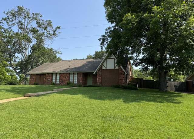 Property at 2316 Crestwood Dr, Tupelo, MS 38801, 4 beds, 2 baths