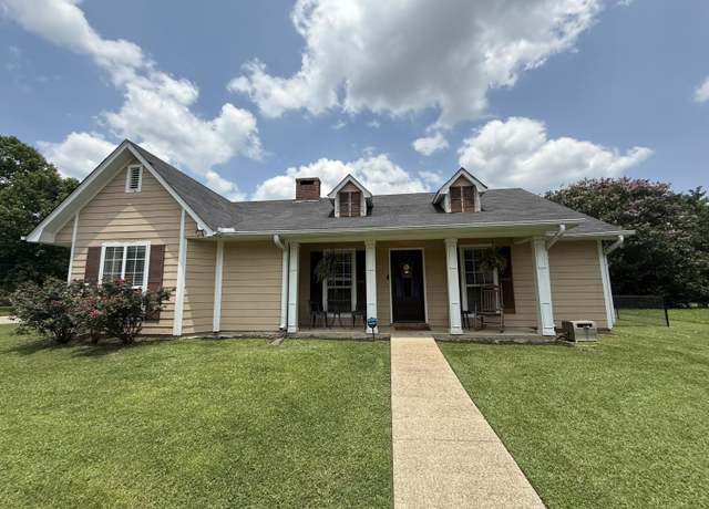 Property at 1022 Marquette St, Tupelo, MS 38801, 3 beds, 2 baths