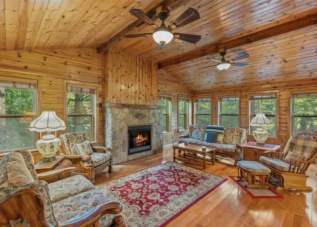 Property at 11 Clearview Ln, Highlands, NC 28741, 2 beds, 2 baths
