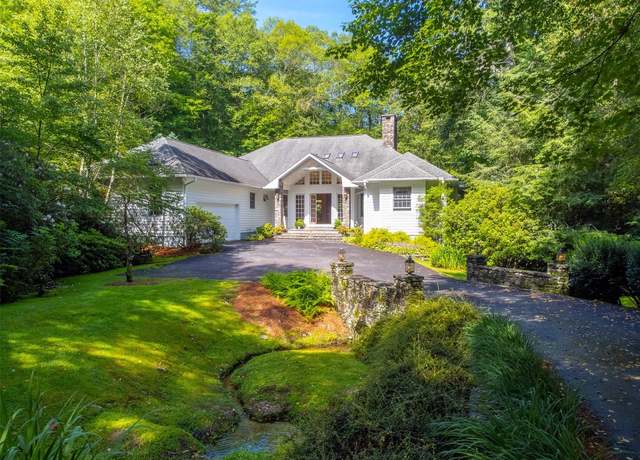 Property at 220 Pipers Court Ct, Highlands, NC 28741, 4 beds, 2.5 baths