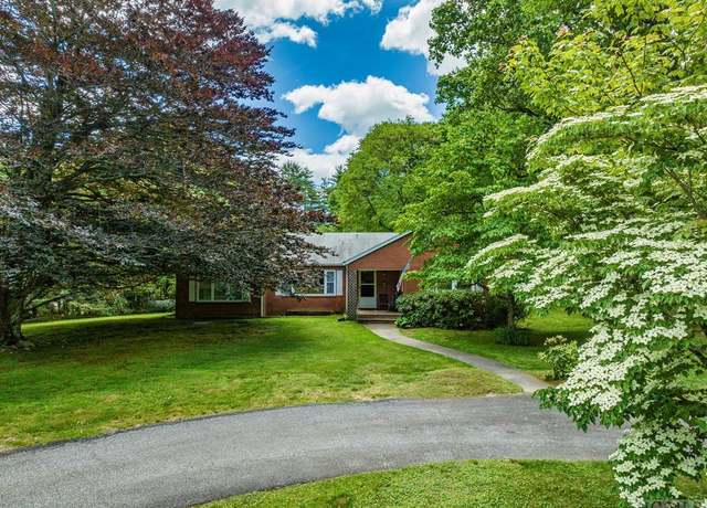 Property at 555 N 5th St, Highlands, NC 28741, 4 beds, 2.5 baths