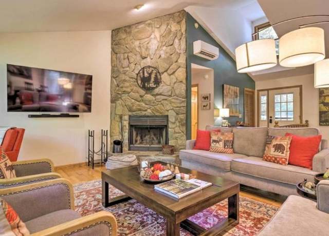 Property at 46 Poplar Ct, Sapphire, NC 28774, 3 beds, 2.5 baths